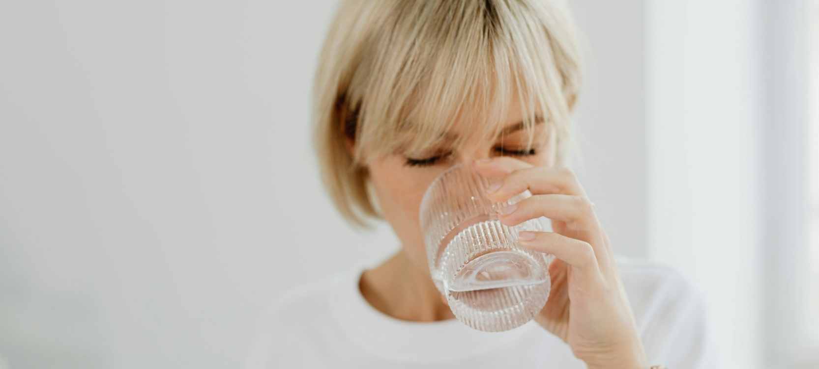 Femme qui s'hydrate BOPLUME DERMATOLOGIE