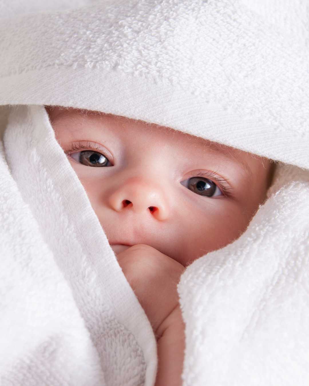 Peau de bébé à la naissance : un microbiome en construction
