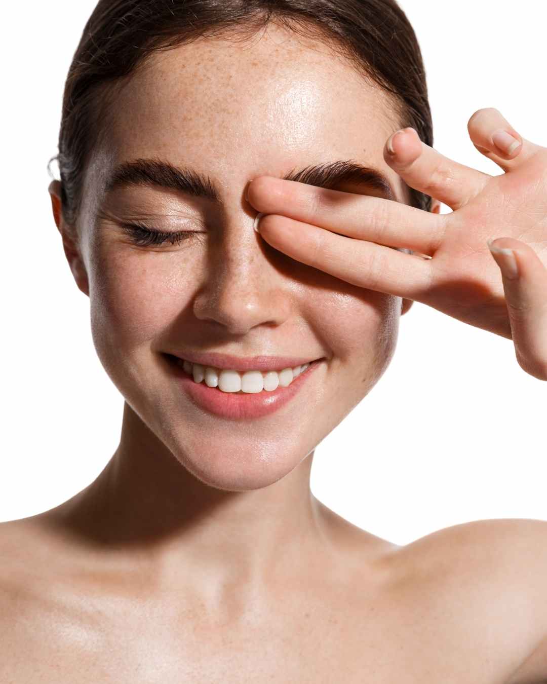 Femme qui sourit main sur le visage BOPLUME DERMATOLOGIE